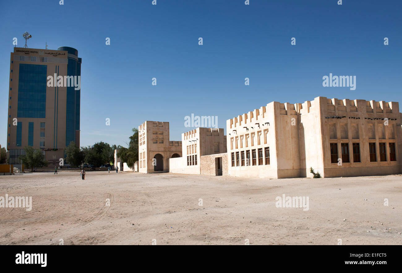 Nuovo stile tradizionale culturale / centri commerciali essendo costruito nel centro di Doha. Foto Stock