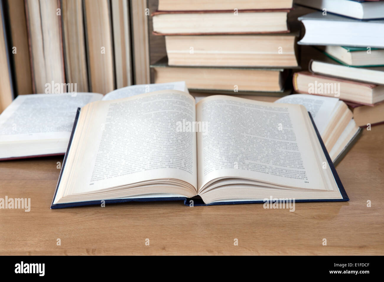 Libri sul ponte di legno il piano portapaziente Foto Stock