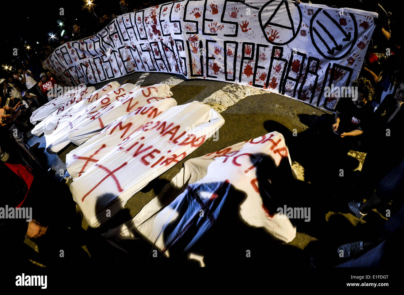 31 maggio 2014 - SÃ£O Paulo, Brasile - SÃƒO Paulo, Brasil-maggio 31: otto manifestanti stabiliscono sulla strada, coprire con 'corpo fogli', per ricordare i lavoratori che morì a dovere negli stadi costruzione per la Coppa del Mondo in Brasile (in realtà ci sono stati 9 feriti), durante la nona la protesta contro la Coppa del Mondo in SÃ£o Paulo, Brasile, questo sabato, 31 maggio 2014. Circa 600 persone hanno camminato attraverso il centro di SÃ£o Paulo gridando slogan contro la FIFA, la polizia e la scarsa qualità dei servizi pubblici, nonostante il R$ 28 miliardi (circa U$ 12 miliardi) in infrastrutture per la concorrenza - aeroporti, stadi Foto Stock
