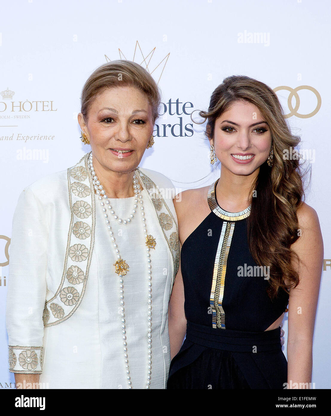 Ex Imperatrice persiano Farah Diba-Pahlavi (L) e suo nipote Princess Noor di Iran arriva per il Bernadotte Art Awards 2014 presso il Grand Hotel di Stoccolma, 02 giugno 2014. Foto: Albert Nieboer/ /dpa - Nessun servizio di filo- Foto Stock