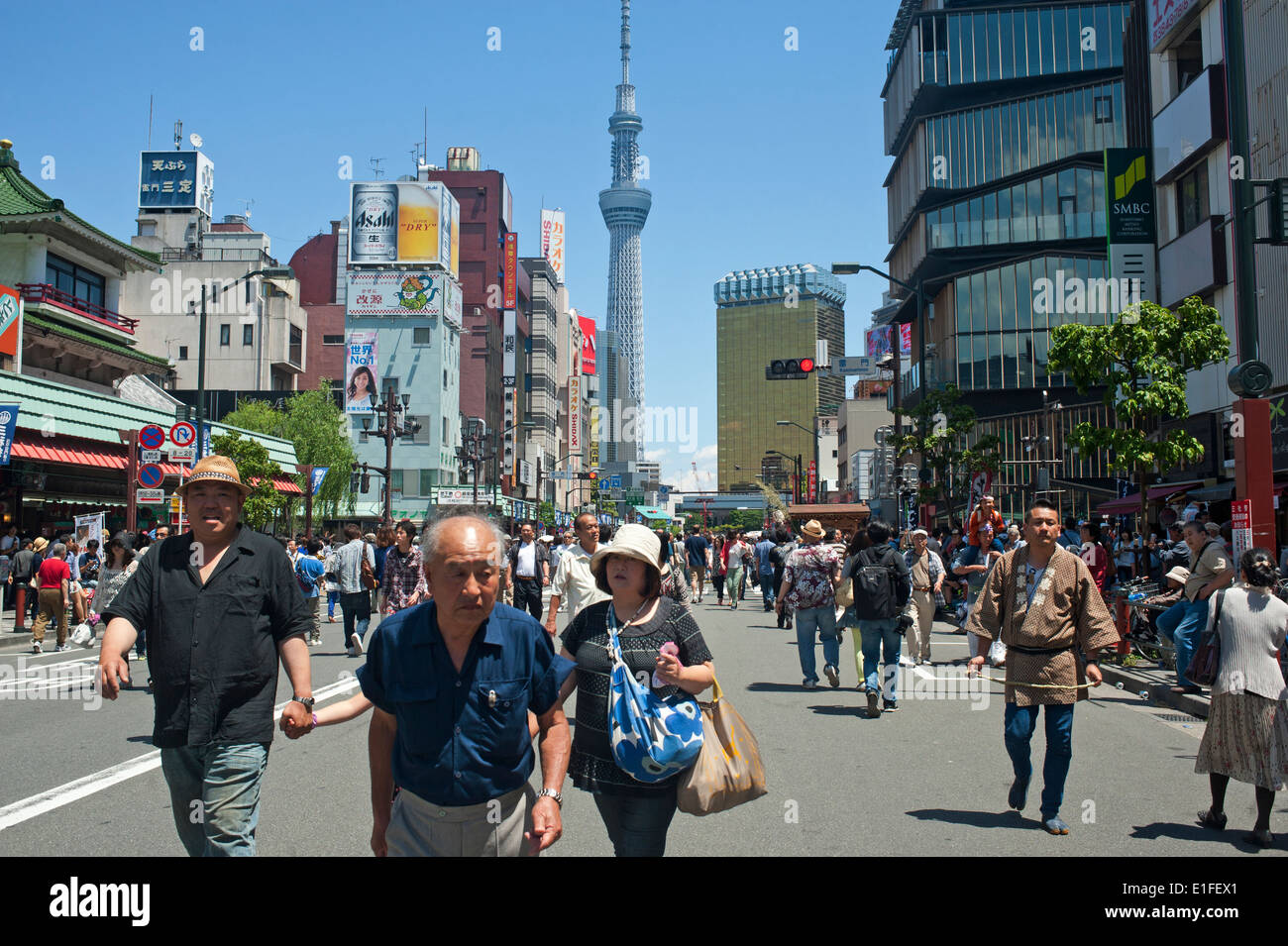 Quartiere di Asakusa con la torre della TV, Tokyo, Giappone, Asia 2014 Foto Stock