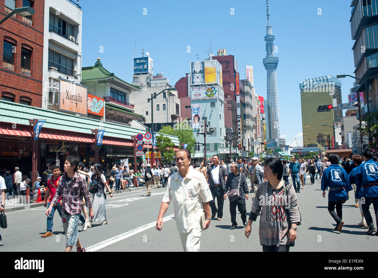 Quartiere di Asakusa con la torre della TV, Tokyo, Giappone, Asia 2014 Foto Stock