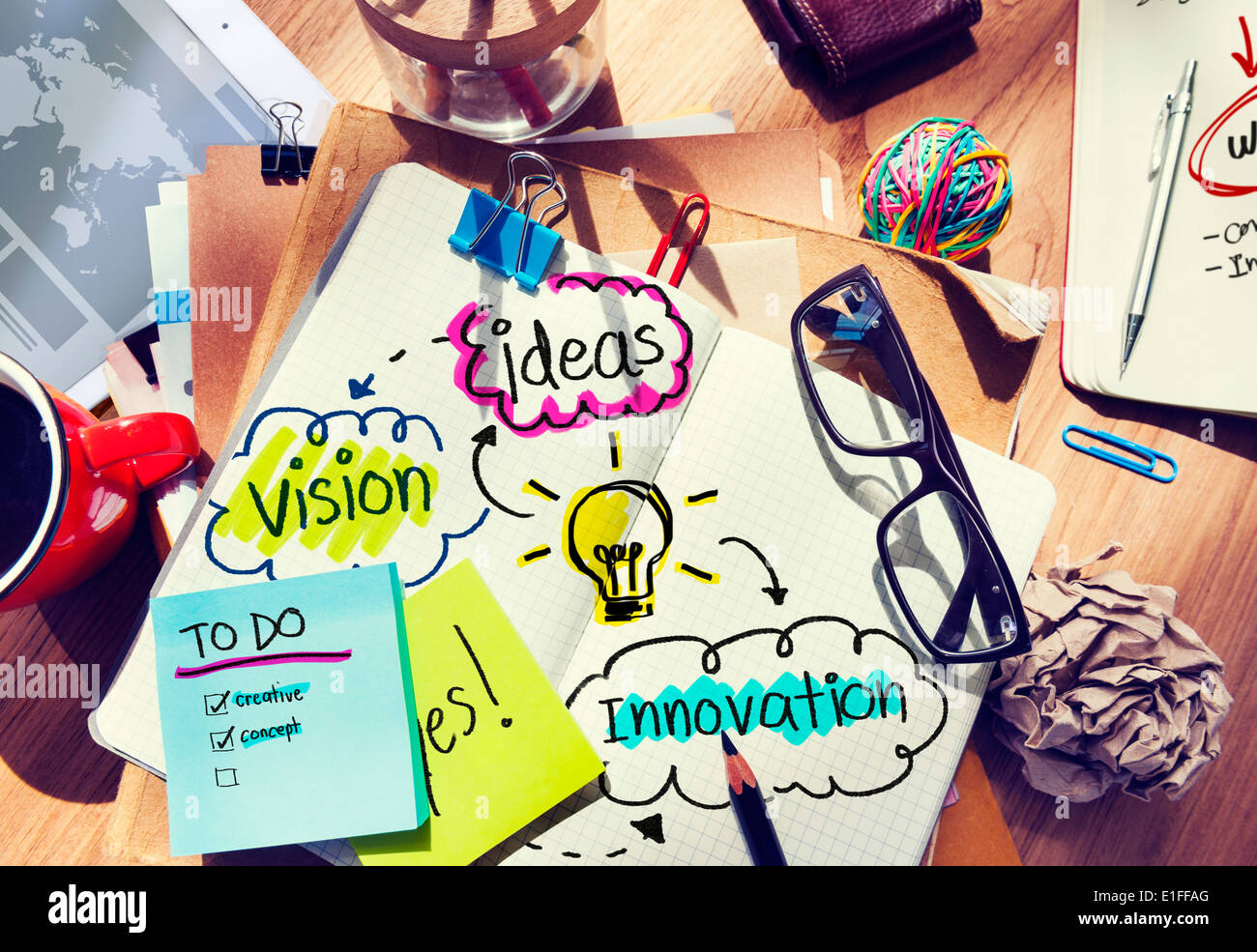 Confusa scrivania da ufficio con idee e visione Foto Stock