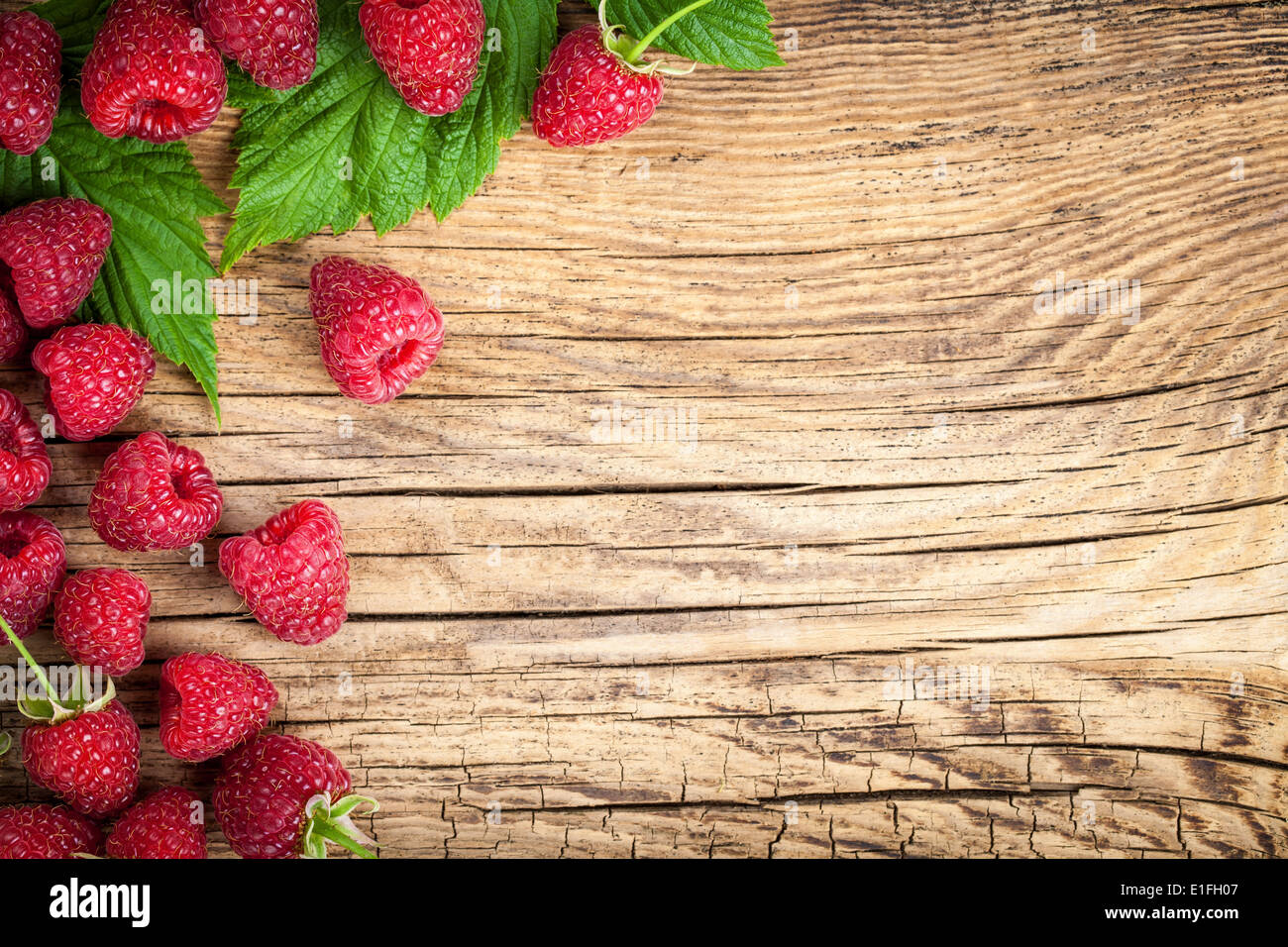 Lamponi sul tavolo di legno dello sfondo. Copia dello spazio. Vista superiore Foto Stock