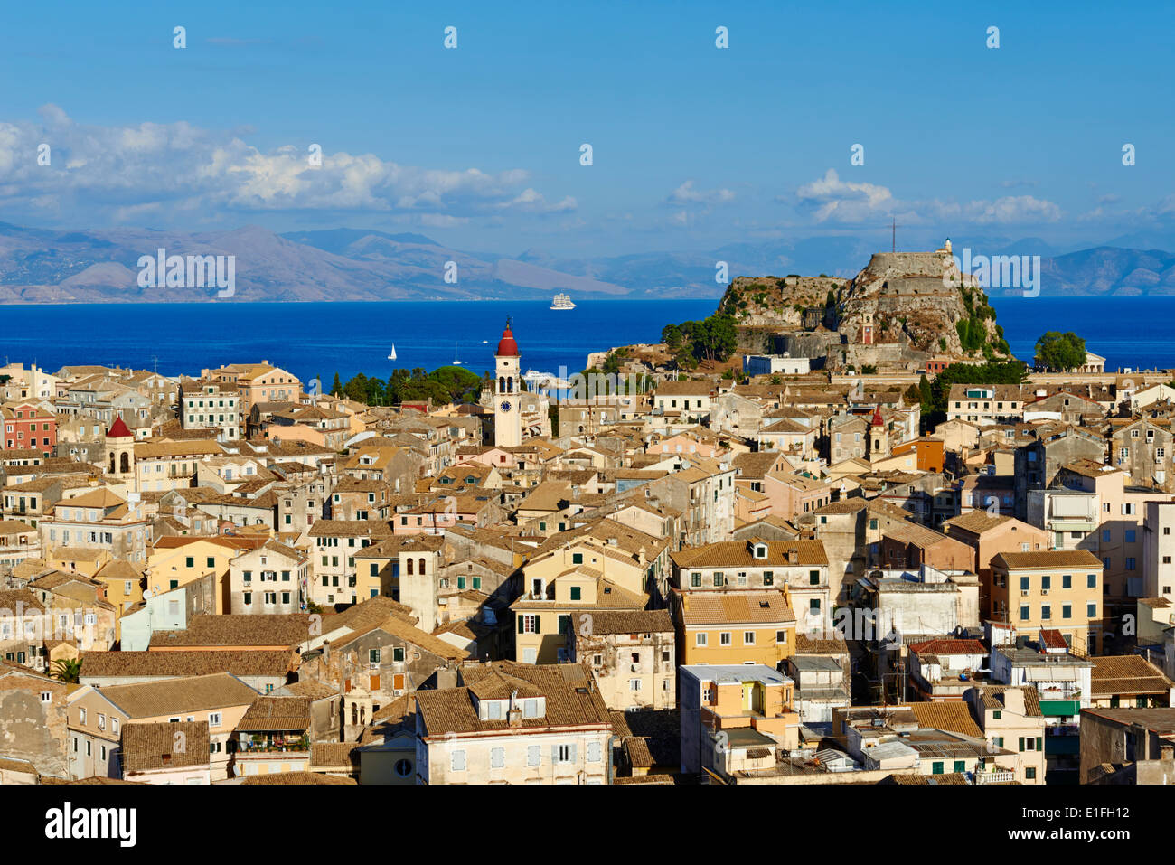 La Grecia, isola del Mar Ionio, l'isola di Corfù, Corfu città patrimonio mondiale dell'Unesco, la Fortezza Vecchia e Agios Spyridon chiesa Foto Stock