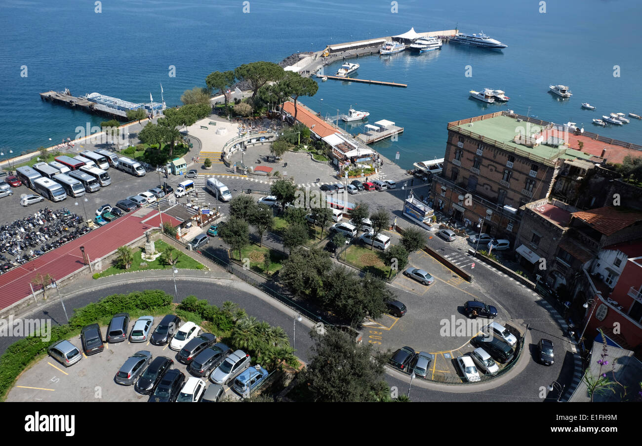 Vista del porto di Sorrento. Traghetti ed Aliscafi esegui per Capri e  Napoli Foto stock - Alamy