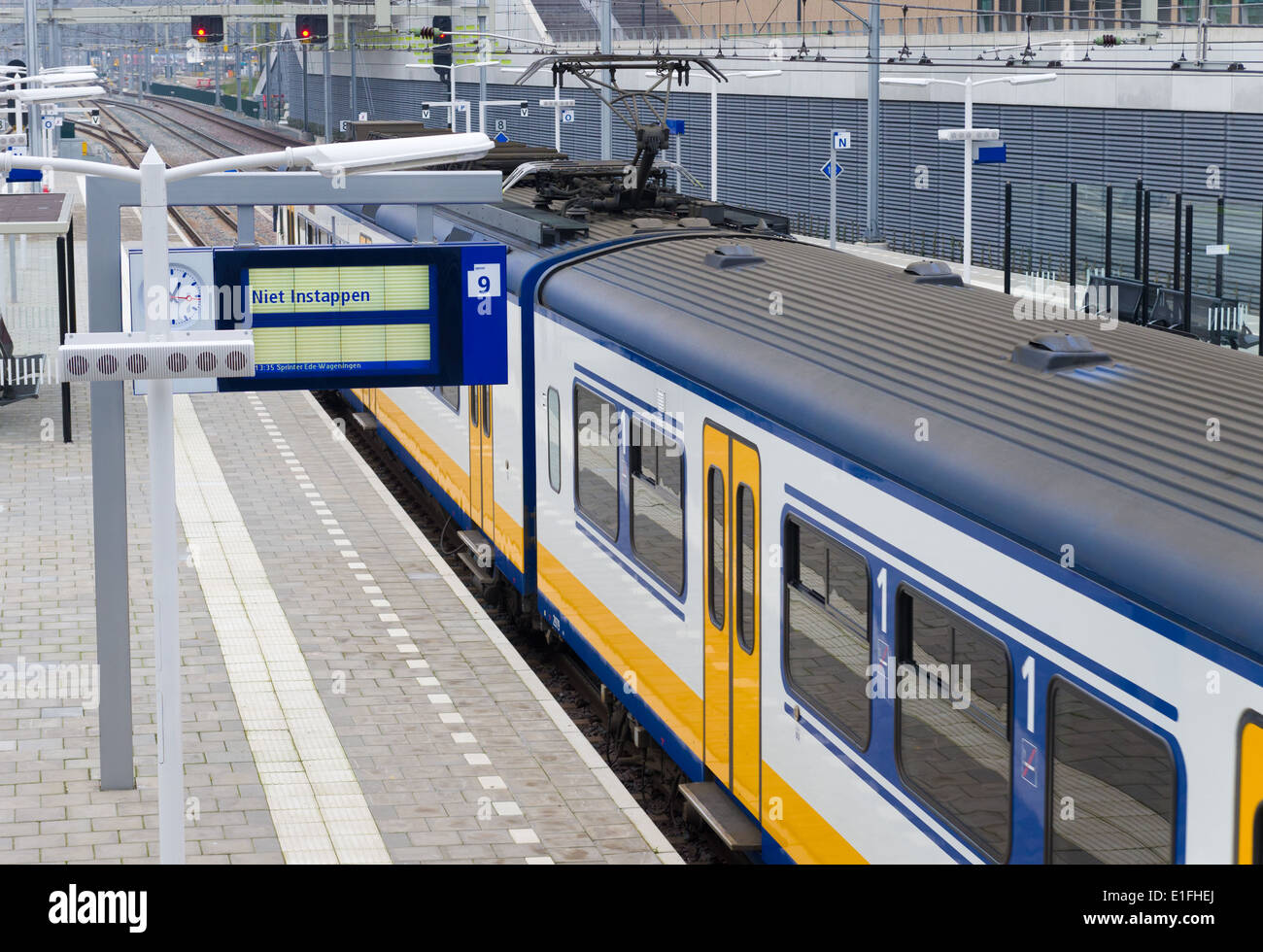 In attesa treno su una piattaforma del treno in Arnhem, Paesi Bassi Foto Stock