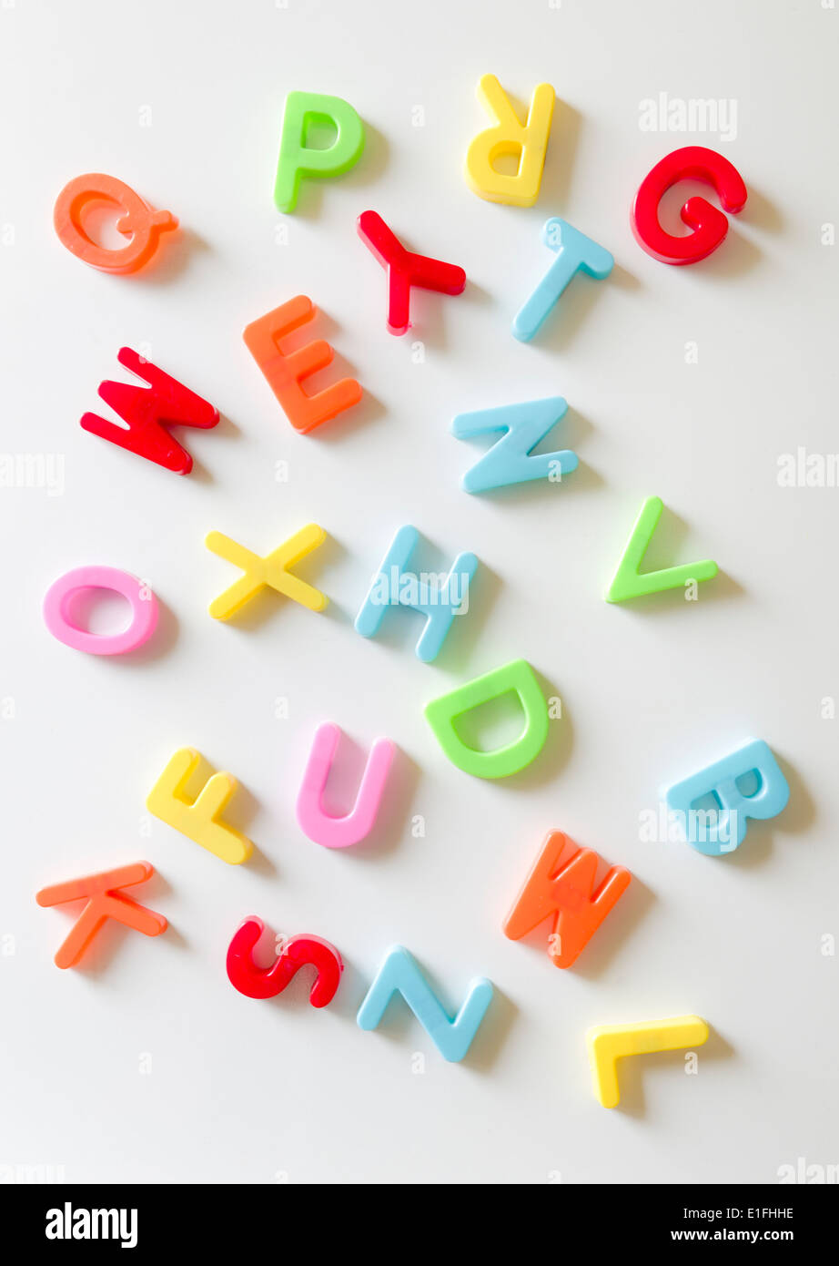 Colorate le lettere magnetiche su un frigorifero Foto Stock