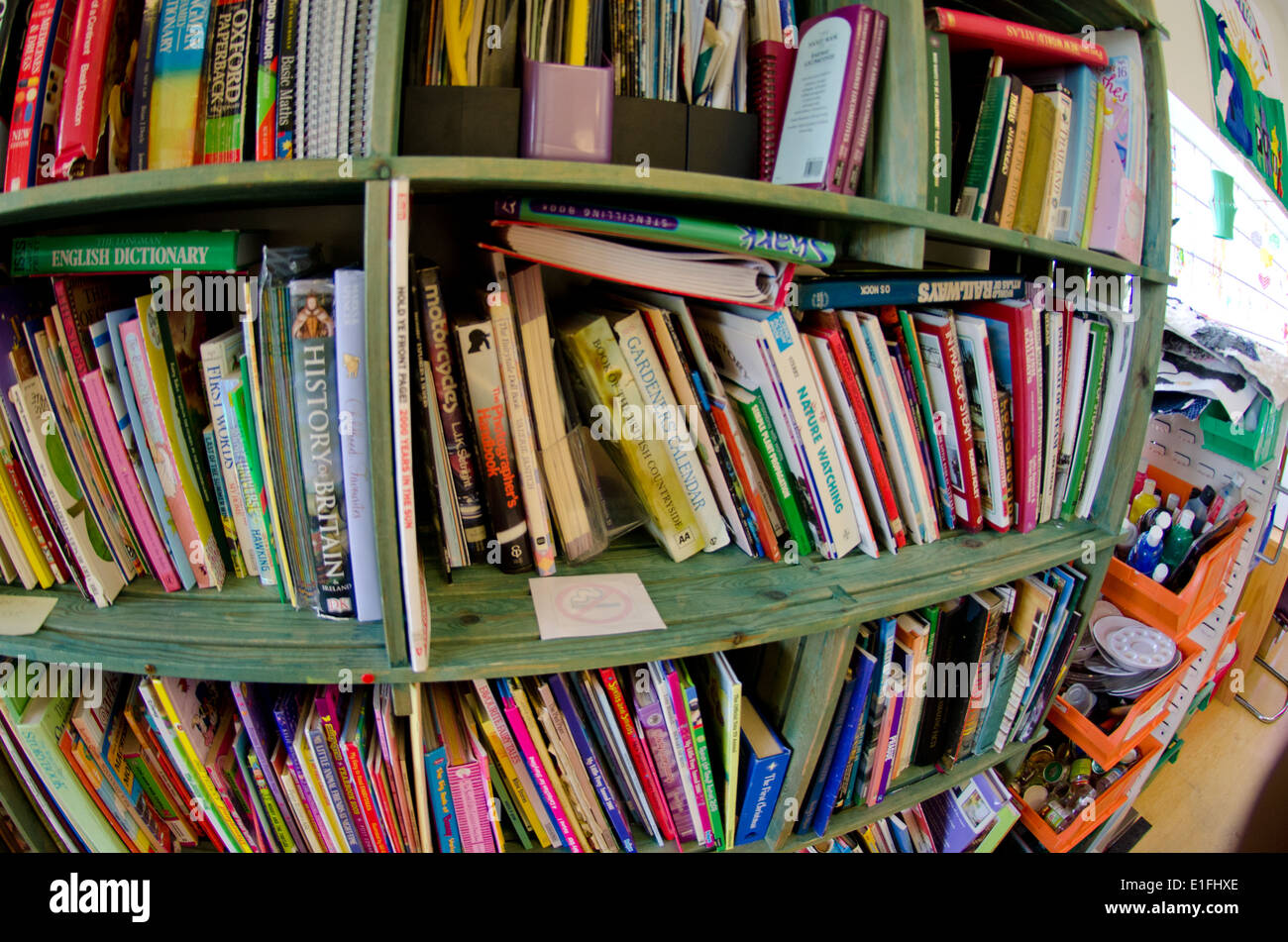 Scaffale con libri vecchi in un centro diurno giovanile scuola club room Foto Stock