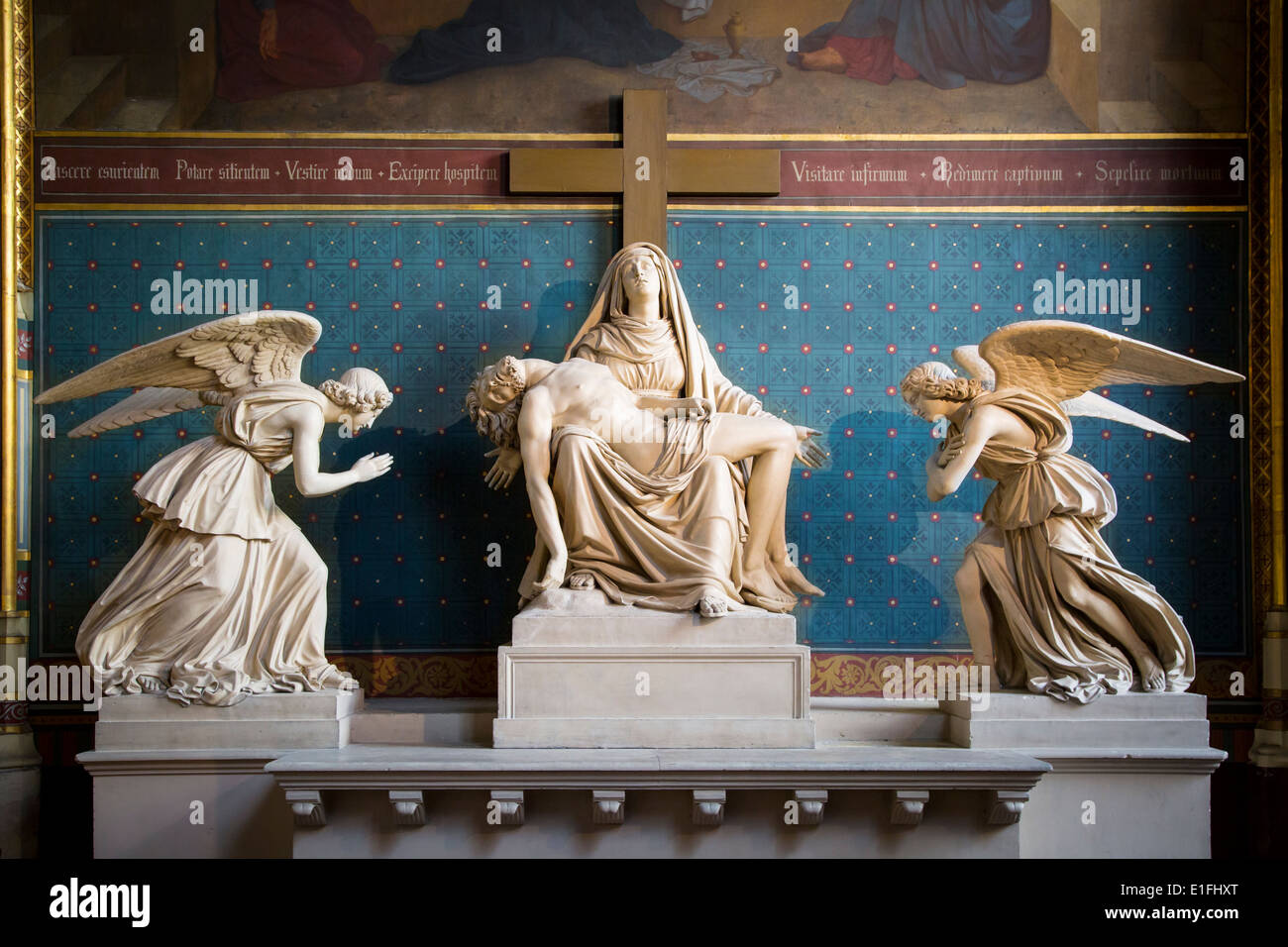 Scultura di Madre Maria tenendo Gesù dopo la crocifissione, Eglise Saint Gervais, Parigi Francia Foto Stock