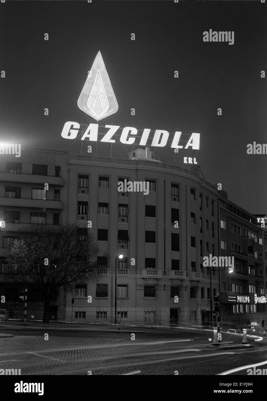 Reclame luminoso si riferisce ai cartelli pubblicitari illuminati di Lisbona, Portogallo. Queste pubblicità illuminate fanno parte del paesaggio urbano della città, contribuendo alla dinamica atmosfera commerciale e culturale di Lisbona. Foto Stock