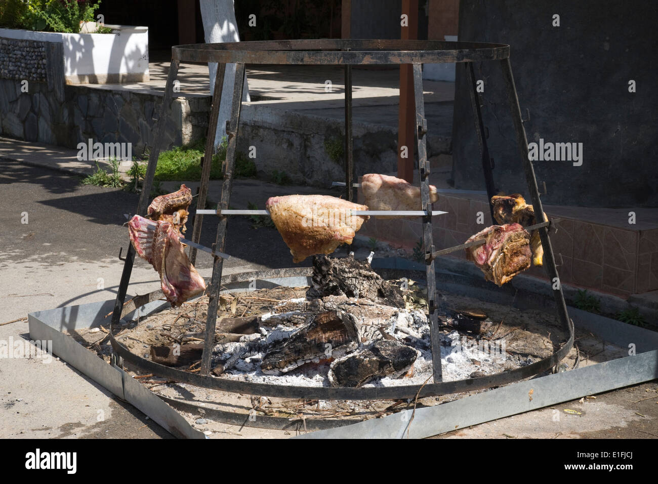 La cottura della carne al di fuori di una taverna dal Lago di Kourna vicino a Georgioupoli, Creta. Foto Stock