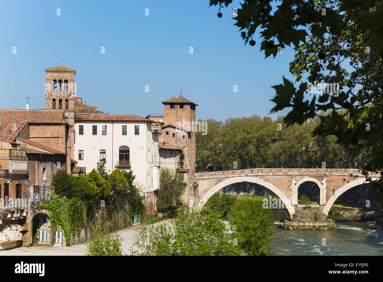 Roma, Italia. Isola Tiberina o isola Tiberina con il Ponte Fabricio costruito nel I secolo A.C. Foto Stock