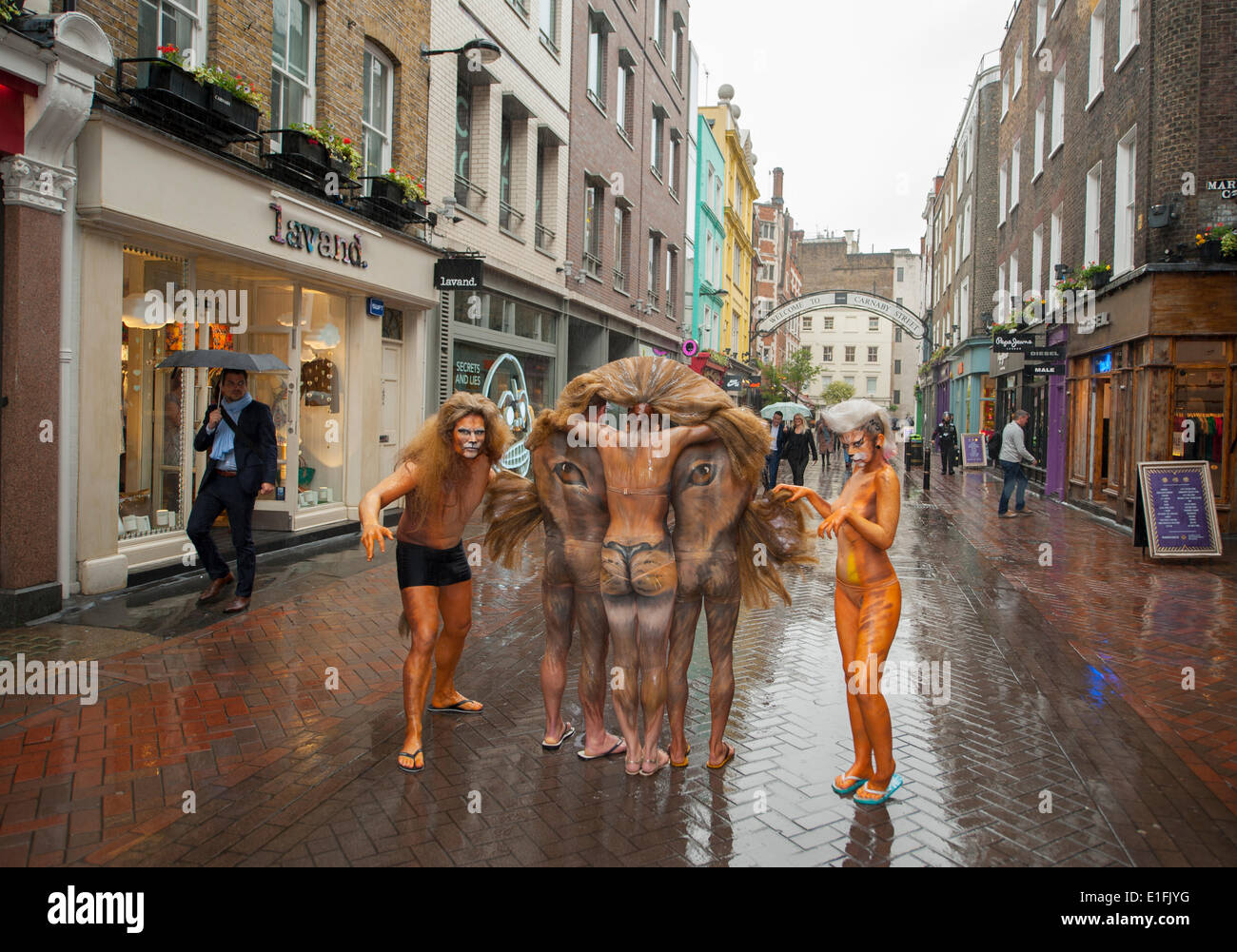 Carnaby Street, Londra UK. Il 3 giugno 2014. Per il kick off ZSL del primo pop-up shop, il più grande di vita lion è scoperto aggirava sotto la mitica arco di Carnaby Street nel West End di Londra per una mattina solo per contrassegnare lo Zoo impostazione negozio nel numero 15 del famoso street. Il negozio, denominato ZSL conservazione vivente, si aprirà venerdì 6 giugno come parte di ZSL's Lions400 campagna - un ambizioso per la raccolta di fondi pubblici progetto ideato per sollevare 5.7m sterline per il pericolo di lion asiatica. Credito: Malcolm Park editoriale/Alamy Live News Foto Stock