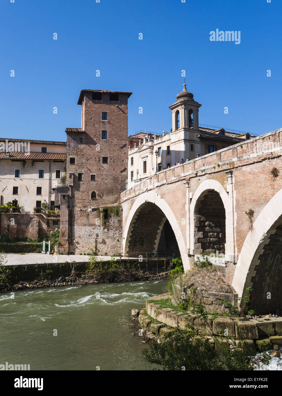 Roma, Italia. Isola Tiberina o isola Tiberina con il Ponte Fabricio costruito nel I secolo A.C. Foto Stock