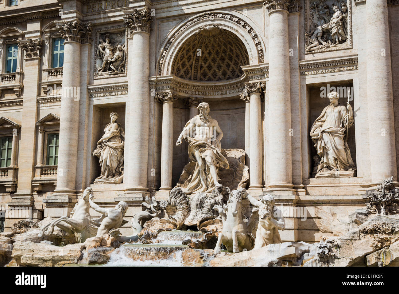 Roma, Italia. Il XVIII secolo in stile barocco Fontana di Trevi progettata da Nicola Salvi. La figura centrale rappresenta l'oceano. Foto Stock