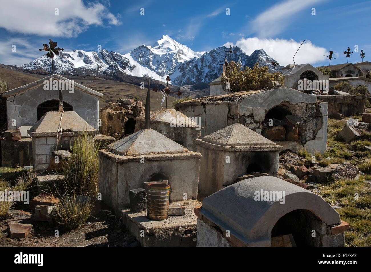 Milluni del minatore e il cimitero di Huayna Potosi mountain (6088m). Cordillera Real. Bolivia Foto Stock