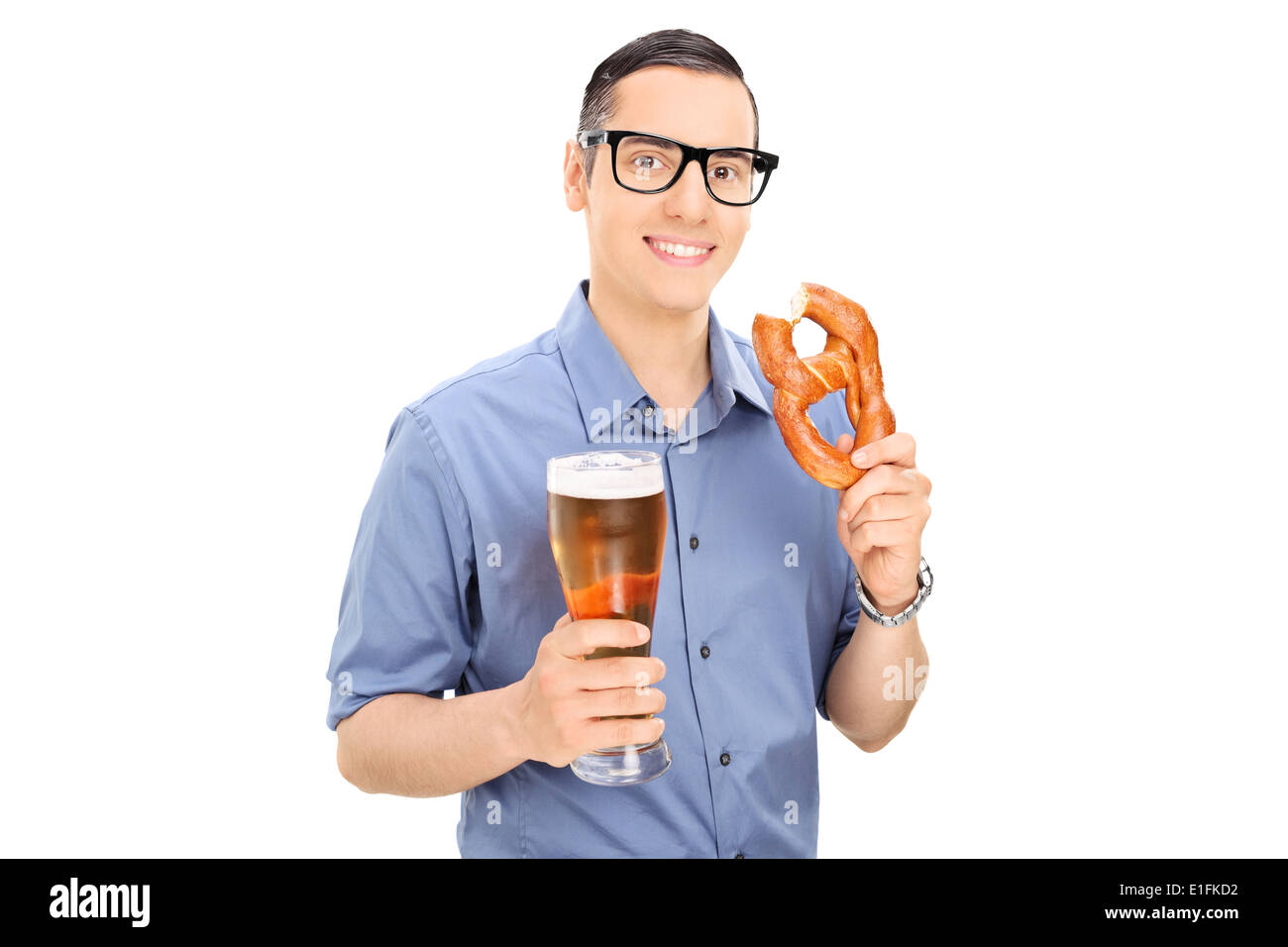 Uomo pretzel mangiare e bere birra Foto Stock