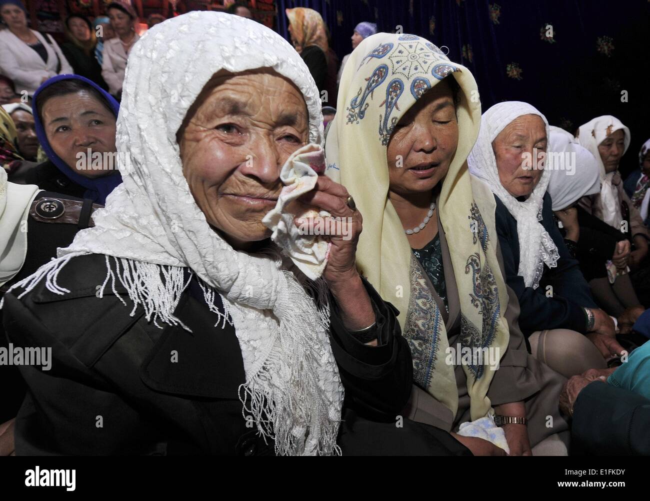 (140603) -- AKQI COUNTY, 3 giugno 2014 (Xinhua) -- residenti locali in lutto per la fine del Kirghizistan cantante epic Jusup Mamay durante un memoriale pubblico servizio in Akqi County, a nord-ovest della Cina di Xinjiang Uygur Regione autonoma, Giugno 2, 2014. Jusup Mamay, un cantante principale dell'epopea del Kirghizistan 'MANAS", è morto il 1 giugno 2014 all'età di 97. "Anas" è tra i più lunga del mondo epics, raccontando le leggende di eroe del Kirghizistan Manas e dei suoi sette figli in più di 230.000 linee. "Anas' cantanti, noto anche come Manaschis, sono tenuti in grande considerazione dal popolo del Kirghizistan per la loro buona memoria e abilità narrativa. (Xi Foto Stock