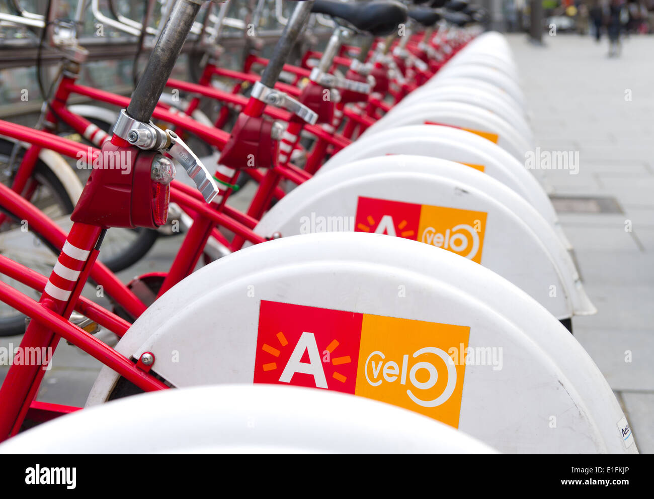 Con 1000 biciclette e 80 stazioni, Velo è tra i più grandi bike sharing sistemi di tutto il mondo. Foto Stock