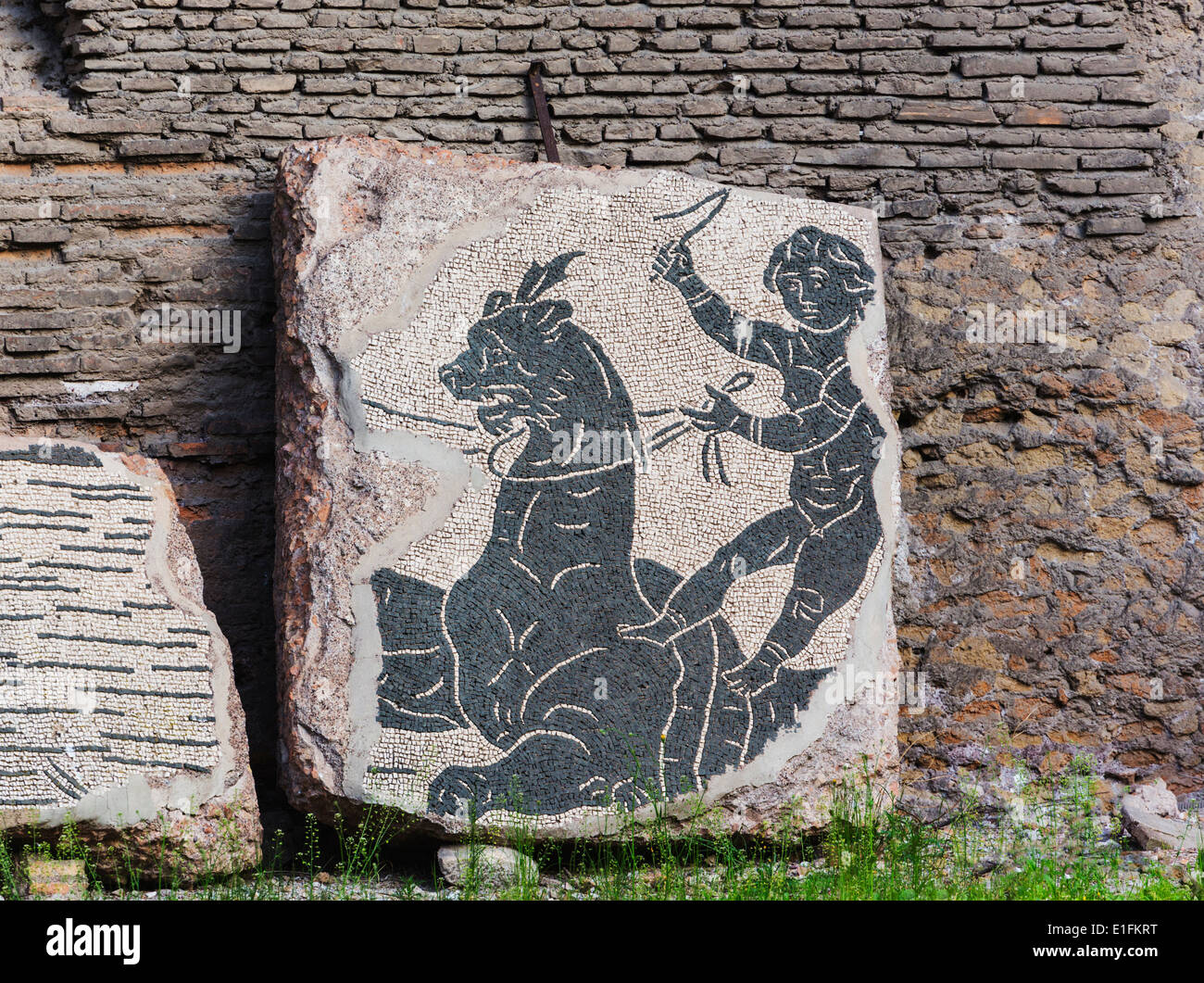 Roma, Italia. Terme di Caracalla. Frammento di mosaico in palaestra. Ragazzo a cavallo di una sorta di mostro marino. Foto Stock