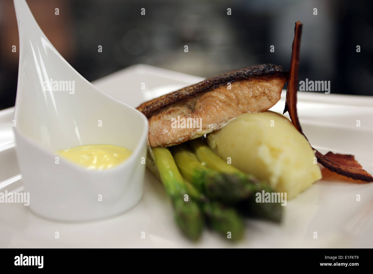 Fotografia di alimentare il salmone di purè di patate pancetta salsa agli asparagi ricetta alimentare Foto Stock