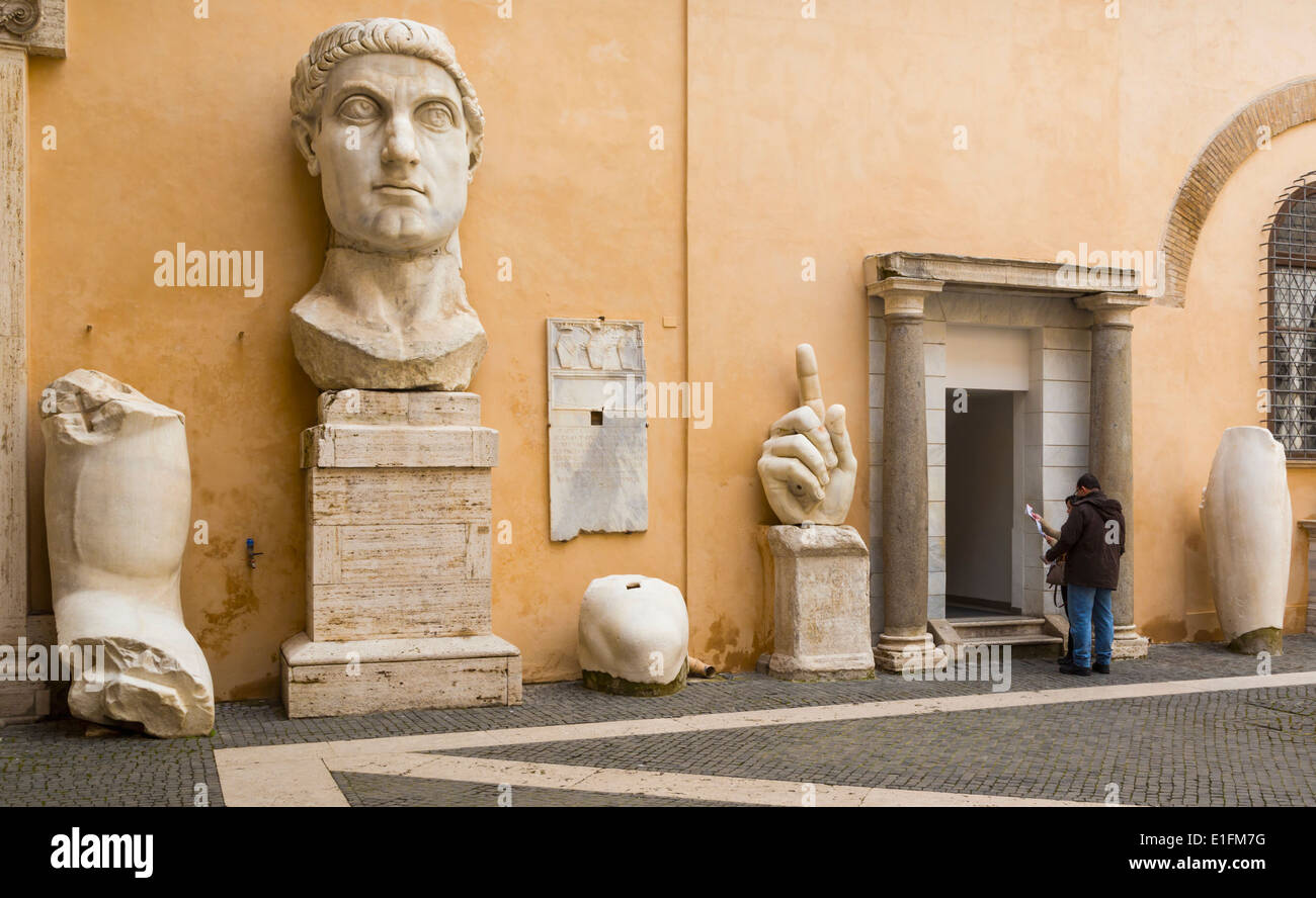 Roma, Italia. Il Museo Capitolino. Il cortile di Palazzo dei Conservatori. Pezzi di una colossale statua dell'Imperatore Costantino Foto Stock