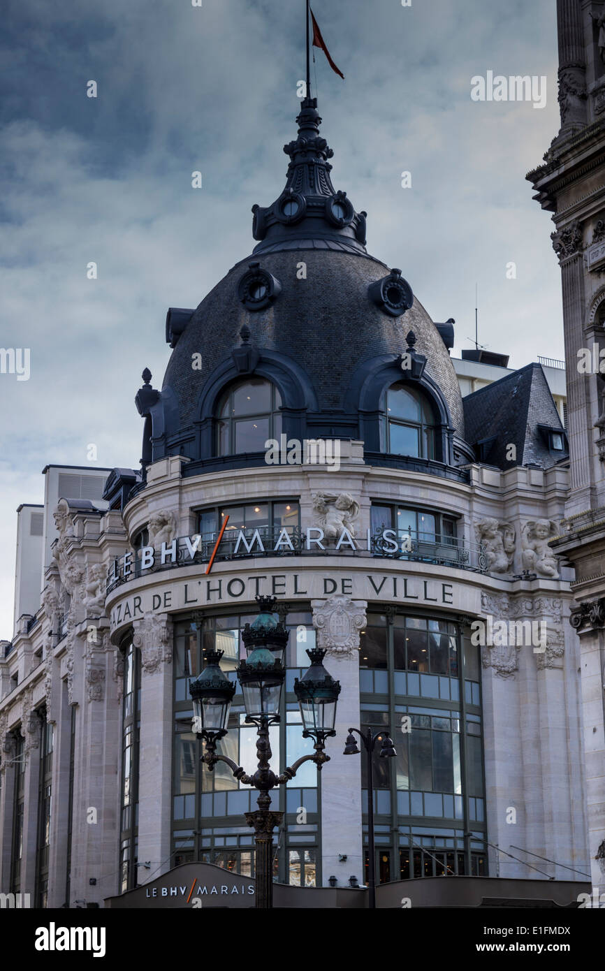 Parigi, Francia. Un quadro drammatico della BHV marais centro commerciale per lo shopping vicino al Hotel de Ville (municipio) Foto Stock