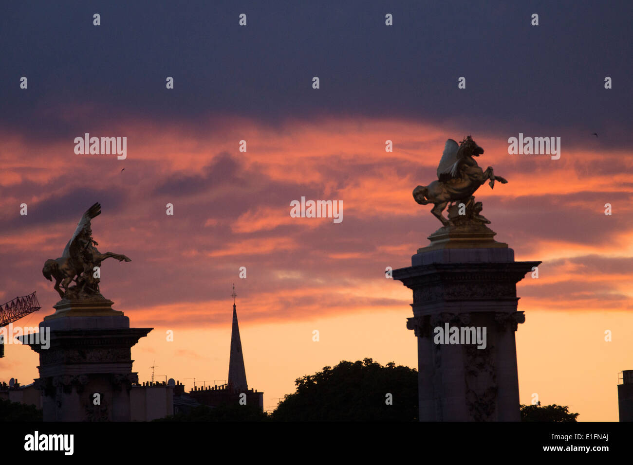 Parigi, Francia. Le sculture dorate e contrappesi in muratura a pont Alexander III Bridge al tramonto. Foto Stock