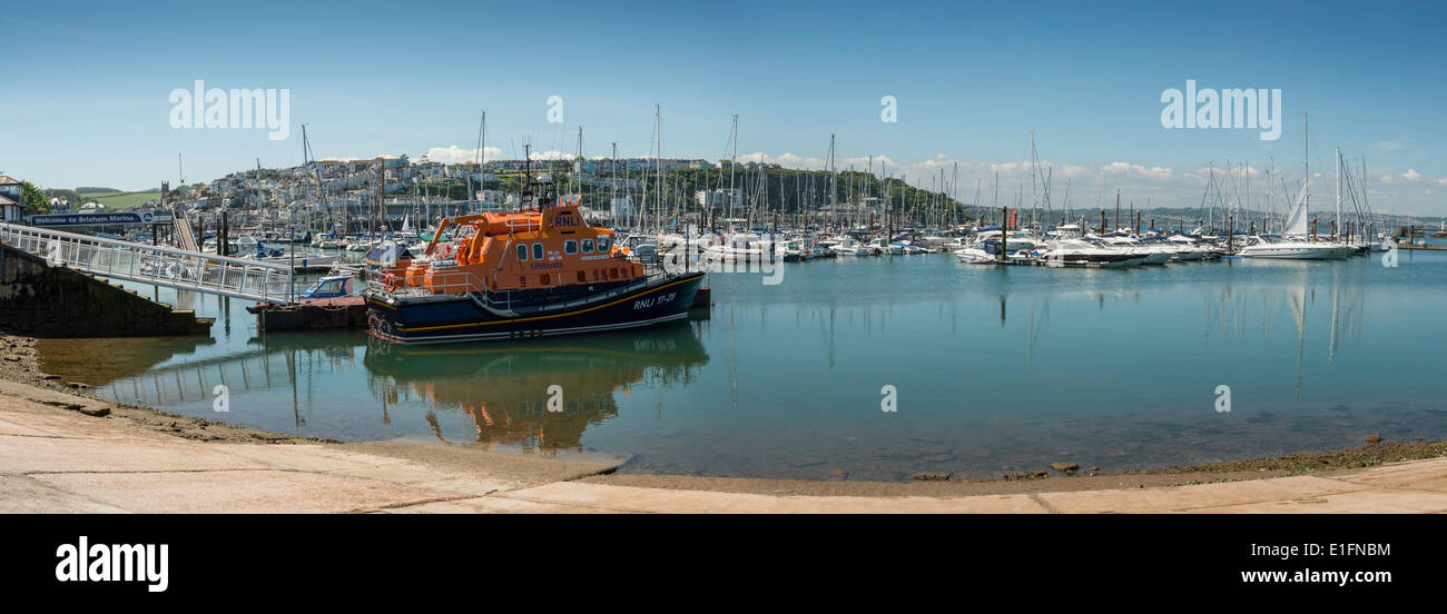 Vista panoramica del porto di Brixham con ormeggiati scialuppa di salvataggio e barche e yacht al di ancoraggio. Devon, Inghilterra Occidentale REGNO UNITO Foto Stock