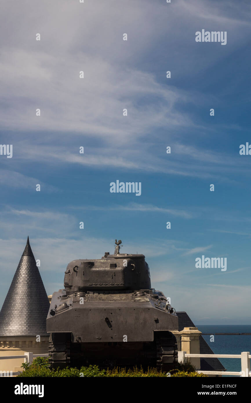 Arromanche les Baines,Normandia. Canadian Sherman serbatoio si affaccia sulla città e i resti delle artificiali 'Mulberry' Harbour. Foto Stock