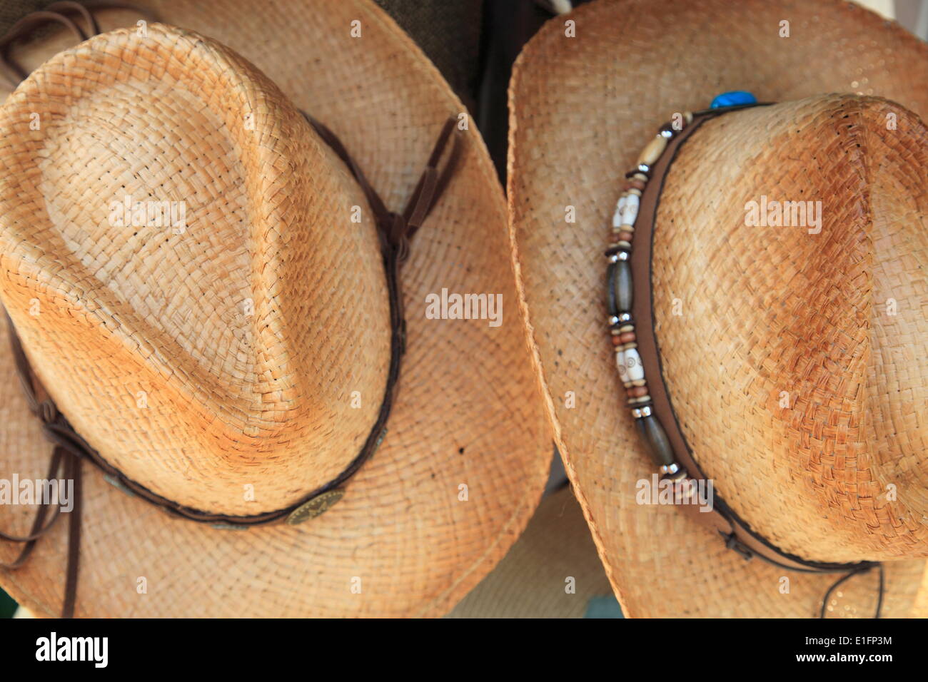 Cappelli da cowboy in vendita, quartiere storico, Taos, Nuovo Messico, Stati Uniti d'America, America del Nord Foto Stock