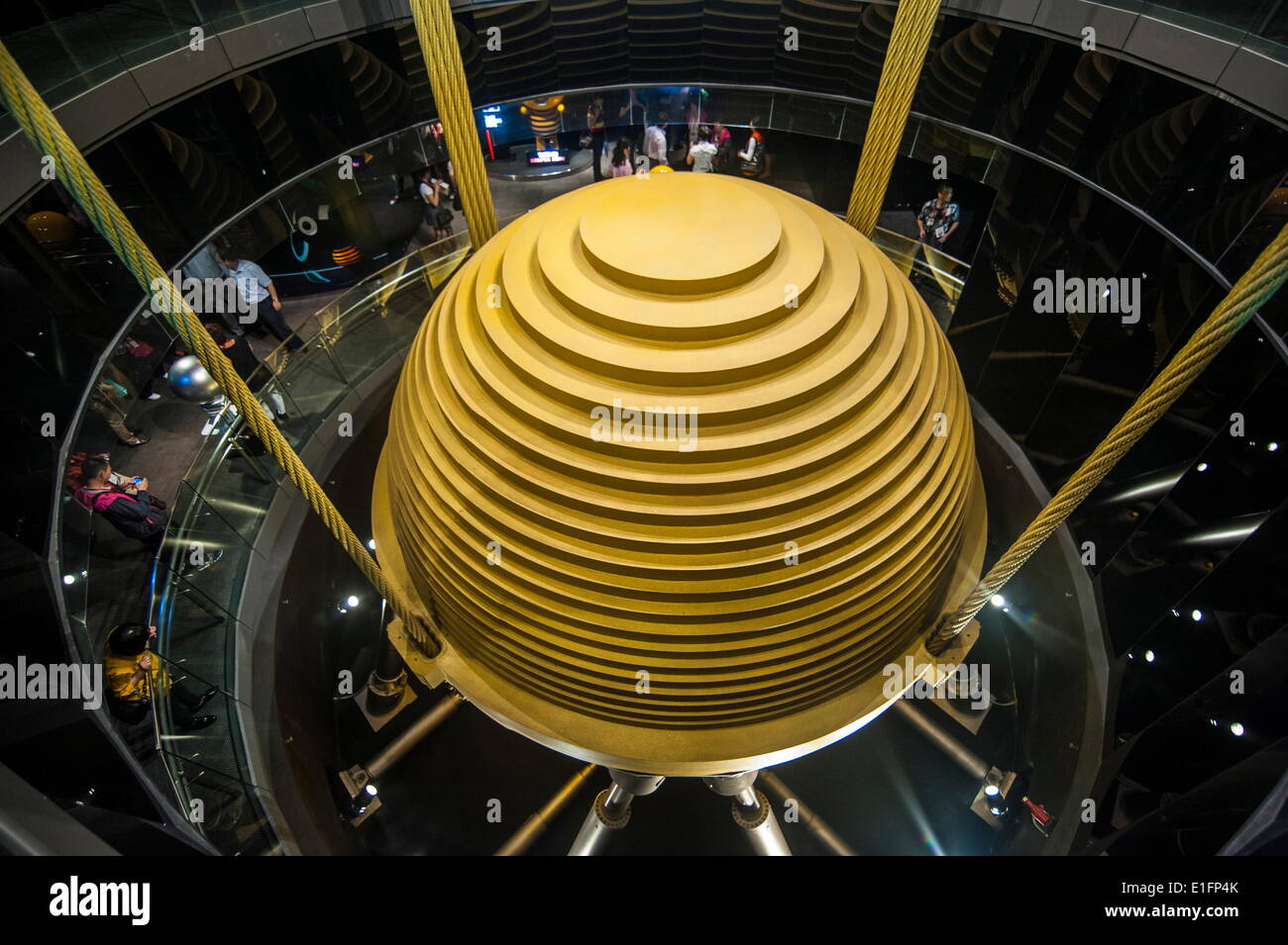 Giant smorzatore a massa accordata in Taipei 101 Tower, Taipei, Taiwan, Asia Foto Stock