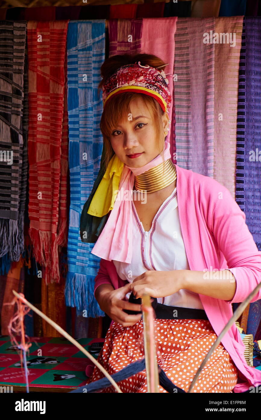 Collo lungo la ragazza (giraffa ragazza) (Padaung ragazza), Mae Hong Son, Thailandia, Sud-est asiatico, in Asia Foto Stock