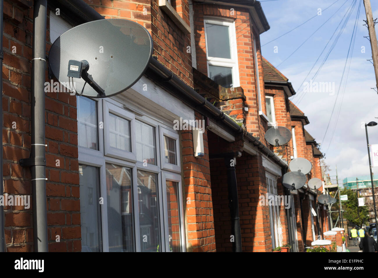 Parabole satellitari al di fuori di case a schiera per Sky TV. La televisione ora completamente digitale nel Regno Unito. Foto Stock