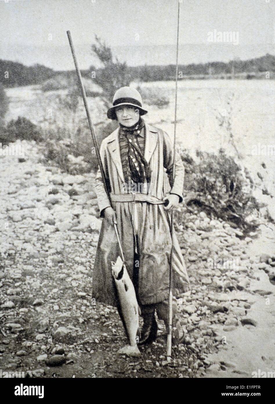 Fotografia della duchessa di York (1900 - 2002) tenendo un salmone aveva catturati durante la pesca in Nuova Zelanda. Datata 1927 Foto Stock