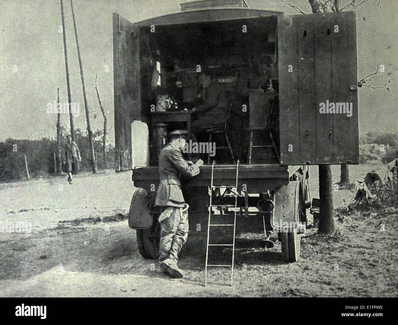 Fotografia di un telefono autocarro exchange durante un esercizio di osservazione, durante la I Guerra Mondiale, sul British fronte occidentale in Francia. Datata 1917 Foto Stock