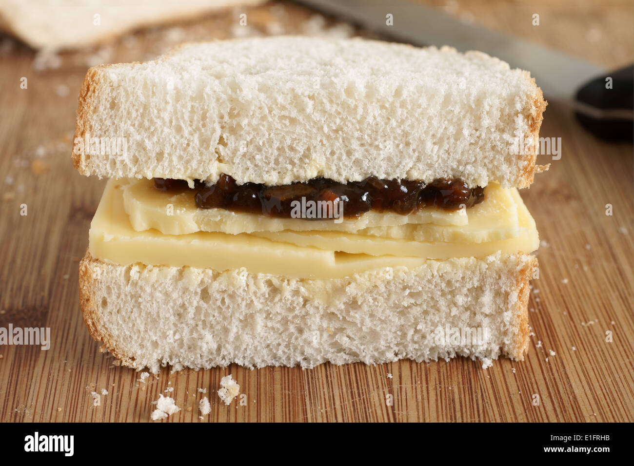 Stile rustico tagliato a mano il formaggio Cheddar e pickle sandwich made con crostini di pane fatto in casa Foto Stock