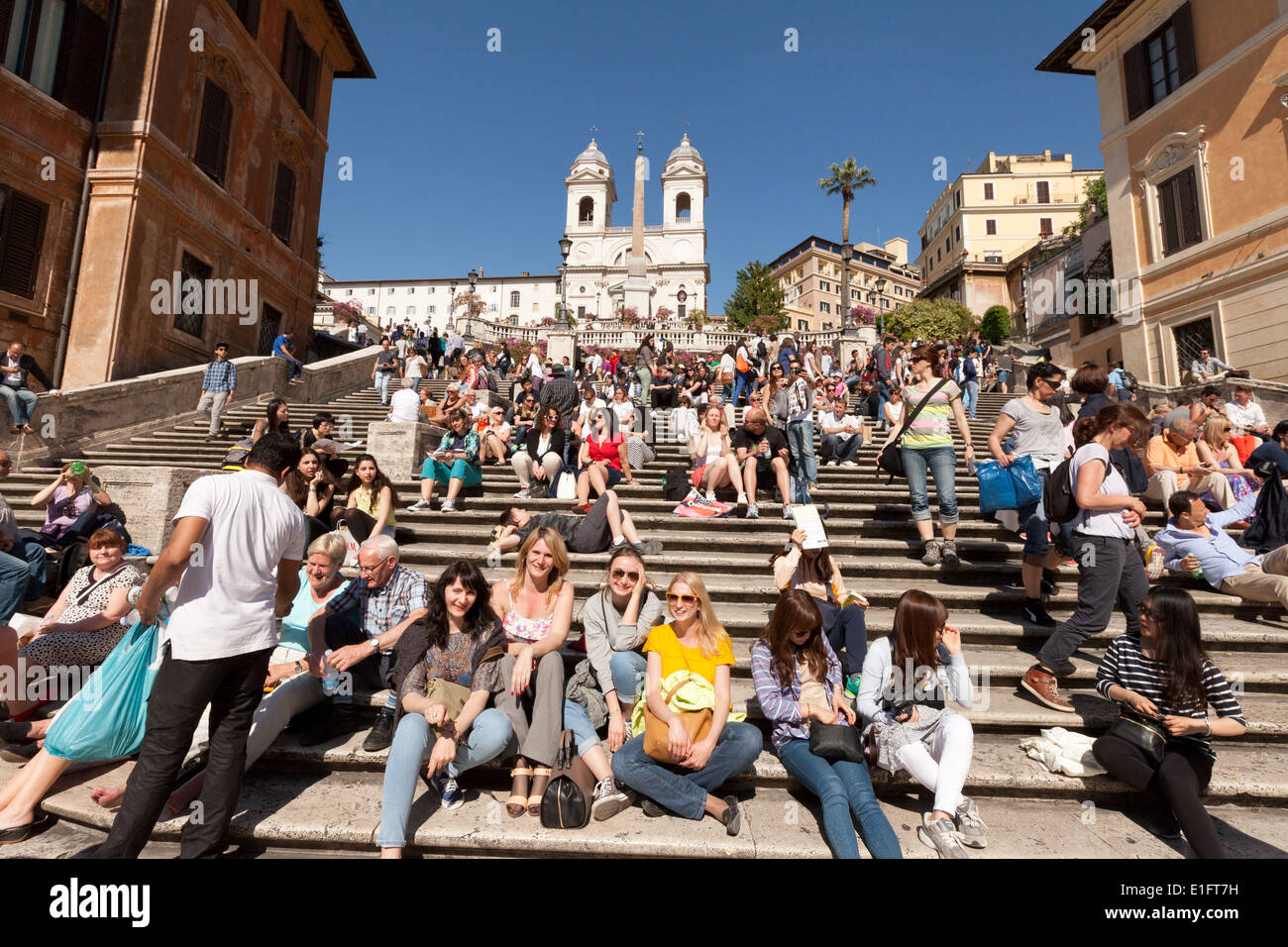 Scalinata di piazza di Spagna, Roma - La gente seduta in estate sole; Roma Italia Europa Foto Stock