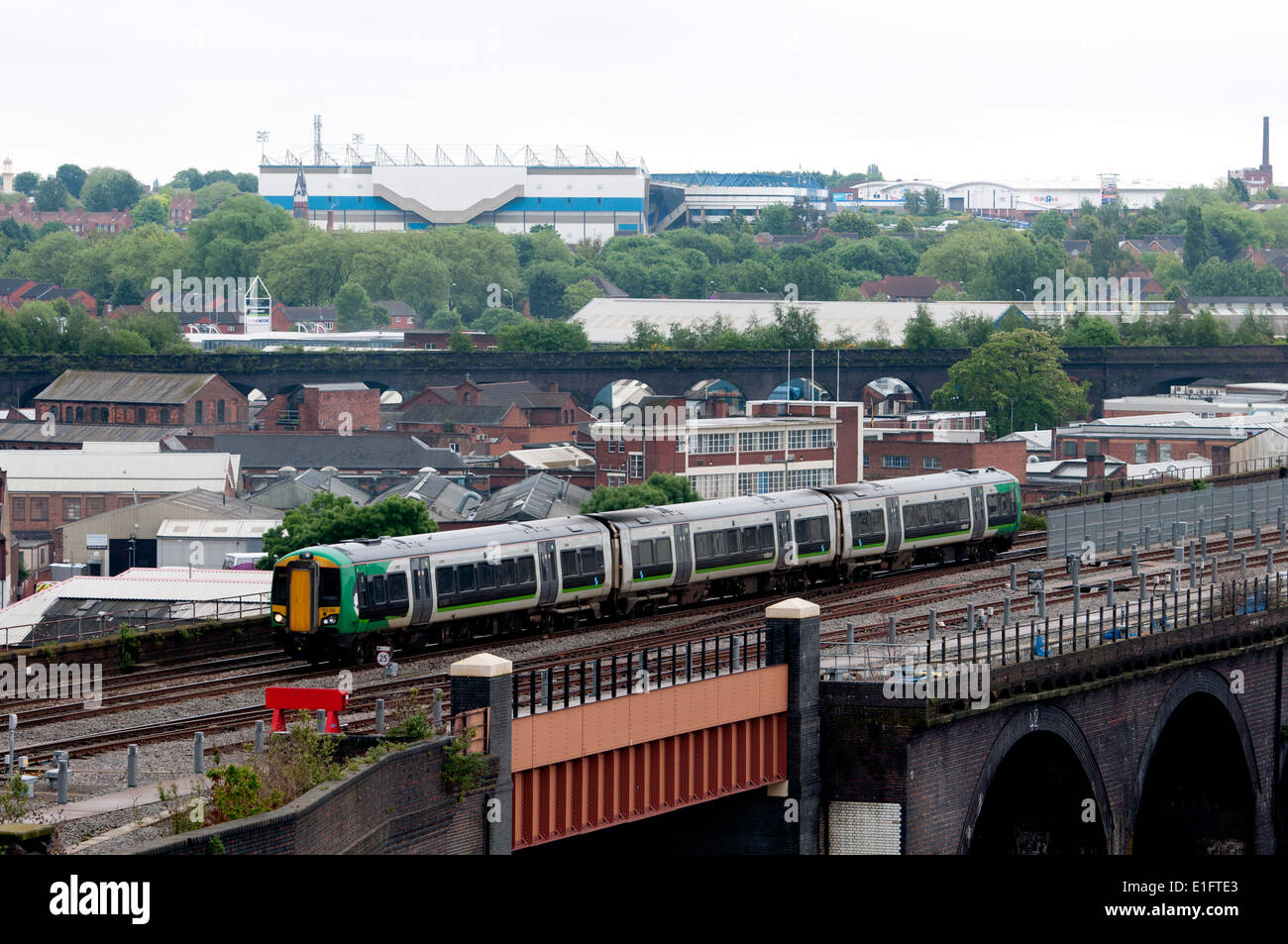 London Midland Treno in avvicinamento Moor Street Station, Birmingham, Regno Unito Foto Stock