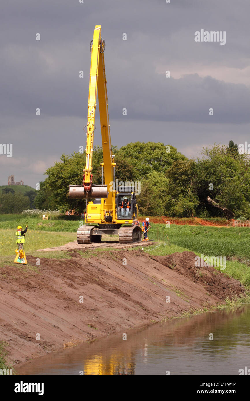 Tono di fiume, Athelney, Somerset, Regno Unito 3 Giugno 2014 - L'Agenzia per l'ambiente hanno appena iniziato a lavorare sulla seconda area di dragaggio del Somerset livelli, questa volta lungo il fiume di tono. Foto Stock