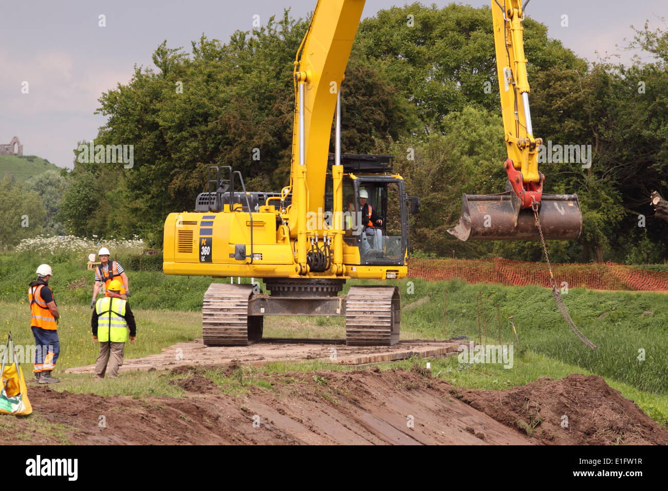 Tono di fiume, Athelney, Somerset, Regno Unito 3 Giugno 2014 - L'Agenzia per l'ambiente hanno appena iniziato a lavorare sulla seconda area di dragaggio del Somerset livelli, questa volta lungo il fiume di tono. Foto Stock