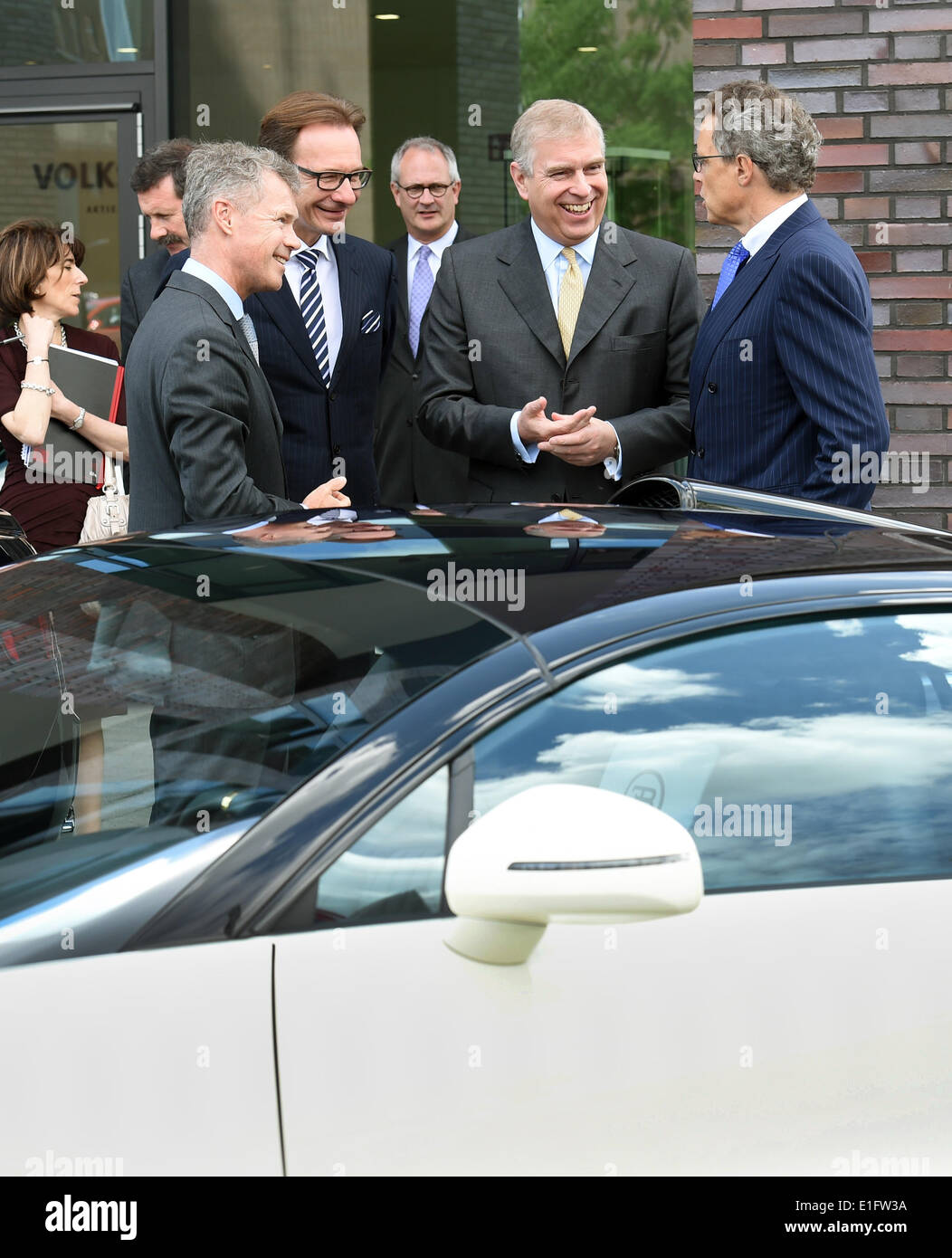 Wolfsburg, Germania. 03 Giugno, 2014. Il principe Andréj (2-R), il Duca di York, parla con il CEO di Bentley Wolfgang Duerheimer (R) e la produzione di VW Presidente Michael Macht (2-L) presso lo stabilimento della Volkswagen a Wolfsburg, in Germania, 03 giugno 2014. Il figlio della regina inglese si è recato in visita in Bassa Sassonia Il 03 e 04 giugno 2014. Foto: HOLGER HOLLEMANN/dpa/Alamy Live News Foto Stock