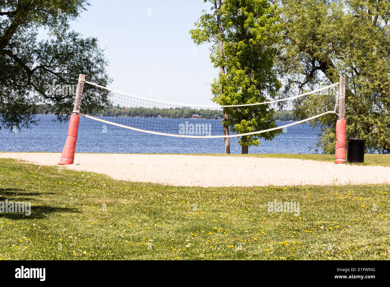 Vuoto un campo da beach volley di fronte lago di Cameron in Fenelon Falls Ontario Foto Stock