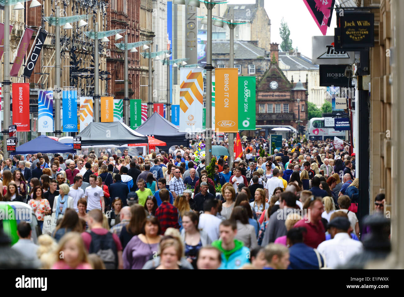 Una trafficata Buchanan Street nel centro di Glasgow con striscioni colorati per accogliere i visitatori in vista dei Glasgow 2014 Commonwealth Games, Scozia, Regno Unito Foto Stock