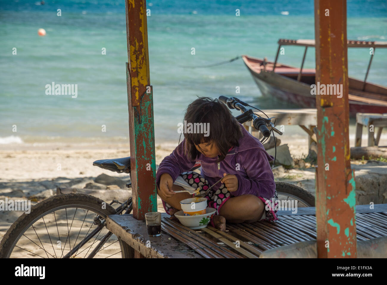 Nusa Lembongan bambino gioca da solo in Indonesia Foto Stock