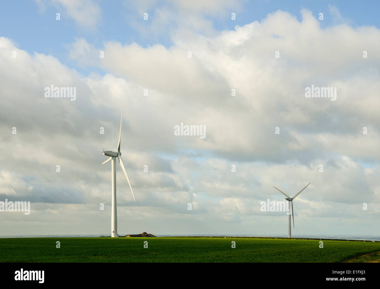 Le turbine eoliche sulla Newbald Wold visto dalla Yorkshire Wolds Way Foto Stock