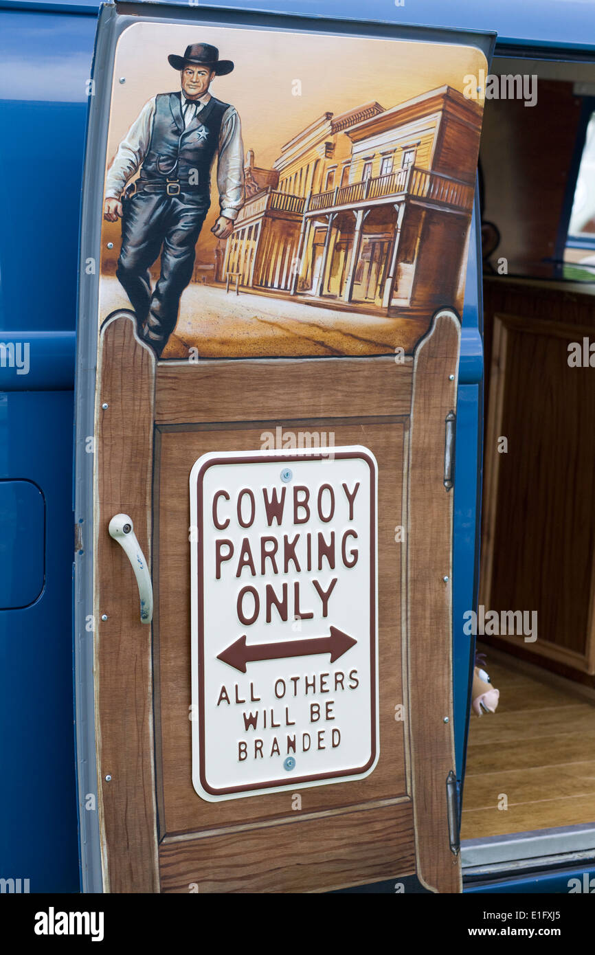 All'interno di una schermata divisa camper van decorato nello stile di un cowboy saloon Foto Stock