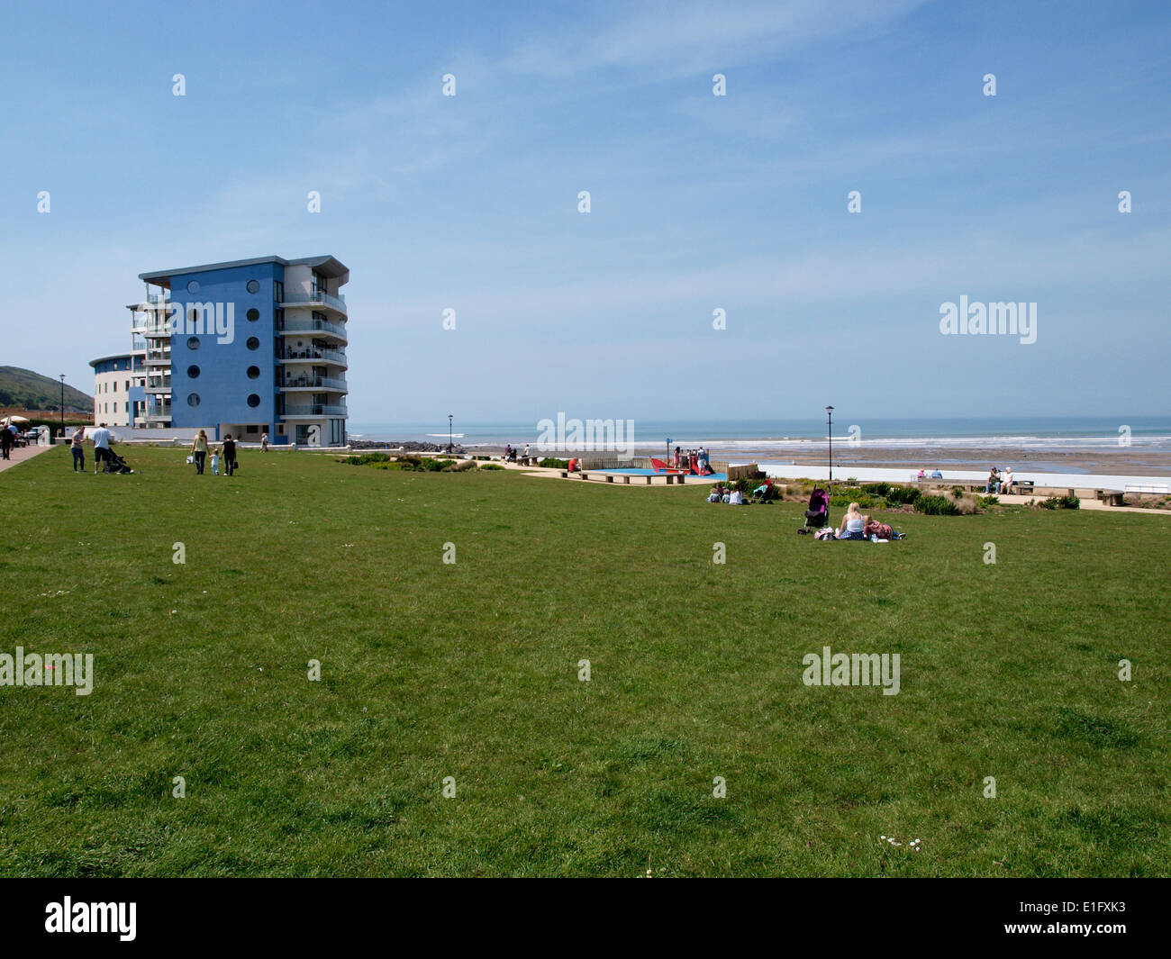 Erba pubblica area picnic e figli di bagni turchi lungo il lungomare, Condino, Devon, Regno Unito Foto Stock