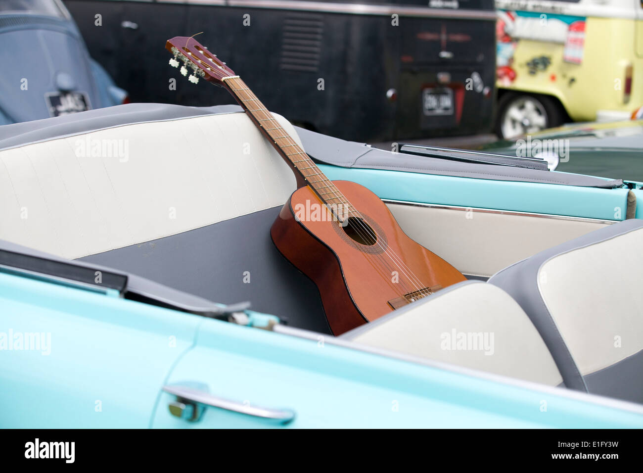 Chitarra sul sedile posteriore di una decappottabile luce blu cadillac Foto Stock